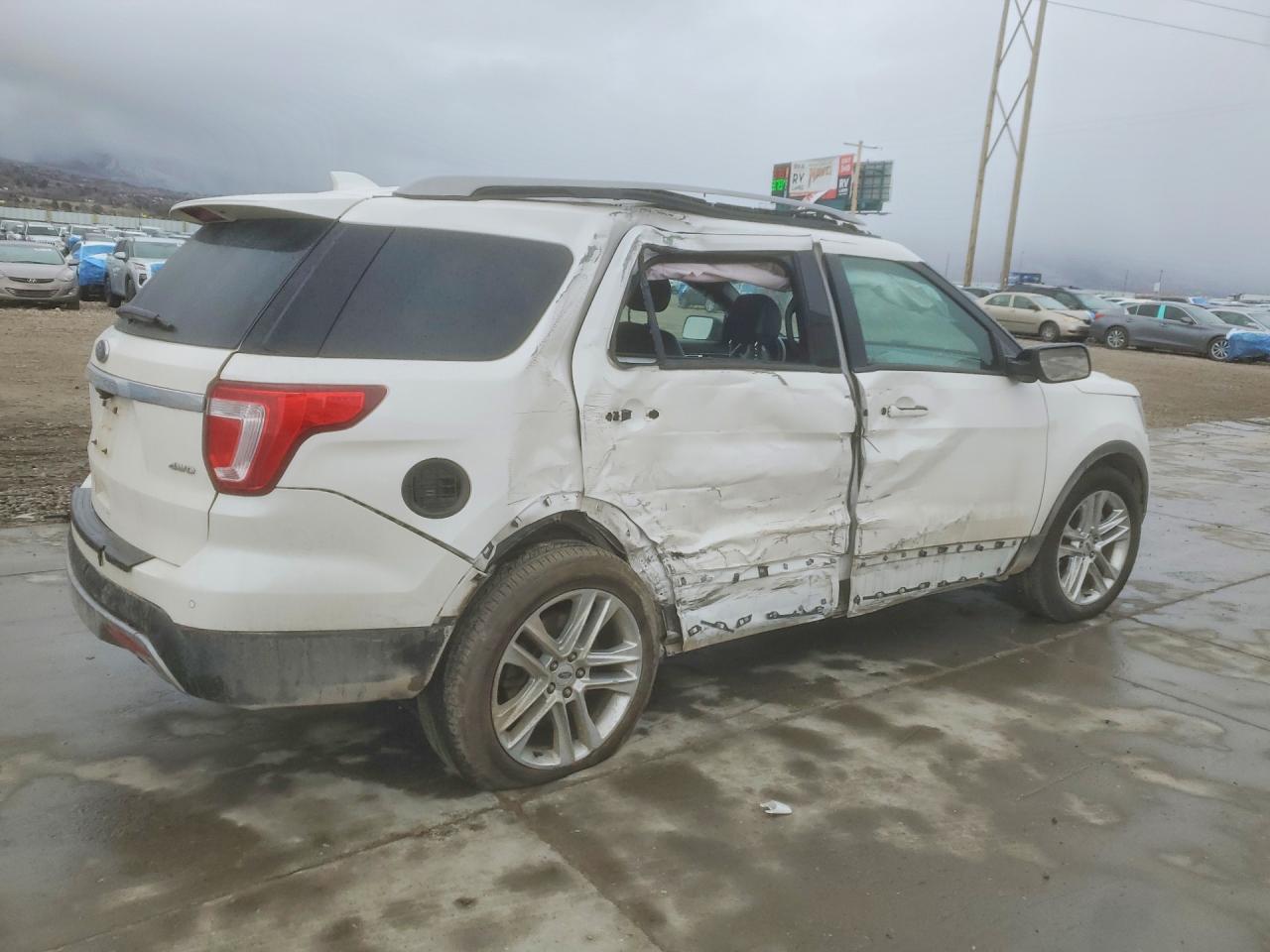 2017 FORD EXPLORER XLT photo 3