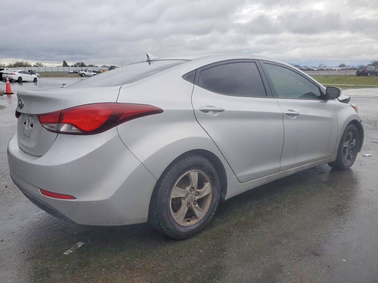2015 HYUNDAI ELANTRA SE photo 3