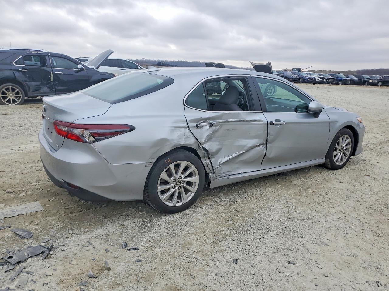 2023 TOYOTA CAMRY LE photo 3