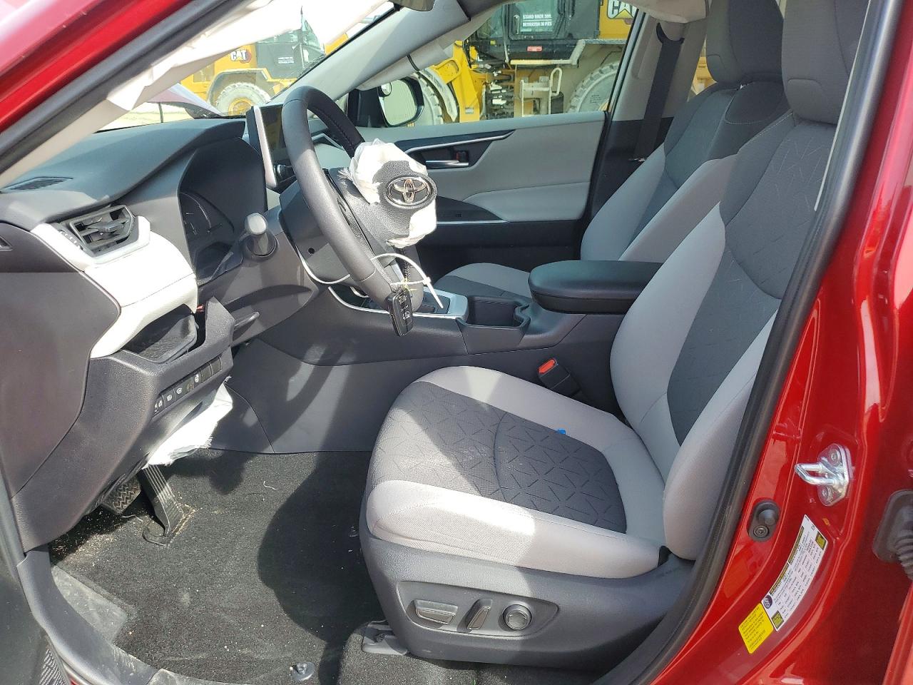 2025 TOYOTA RAV4 XLE photo 19
