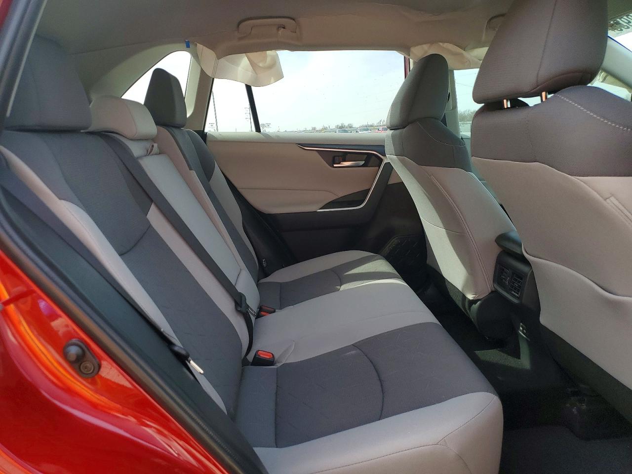 2025 TOYOTA RAV4 XLE photo 31
