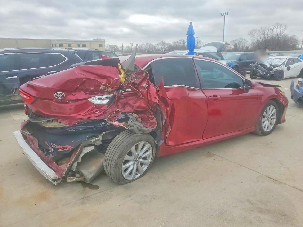 2020 TOYOTA CAMRY LE photo 5
