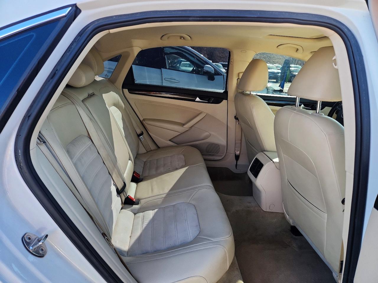 2015 VOLKSWAGEN PASSAT SEL photo 10
