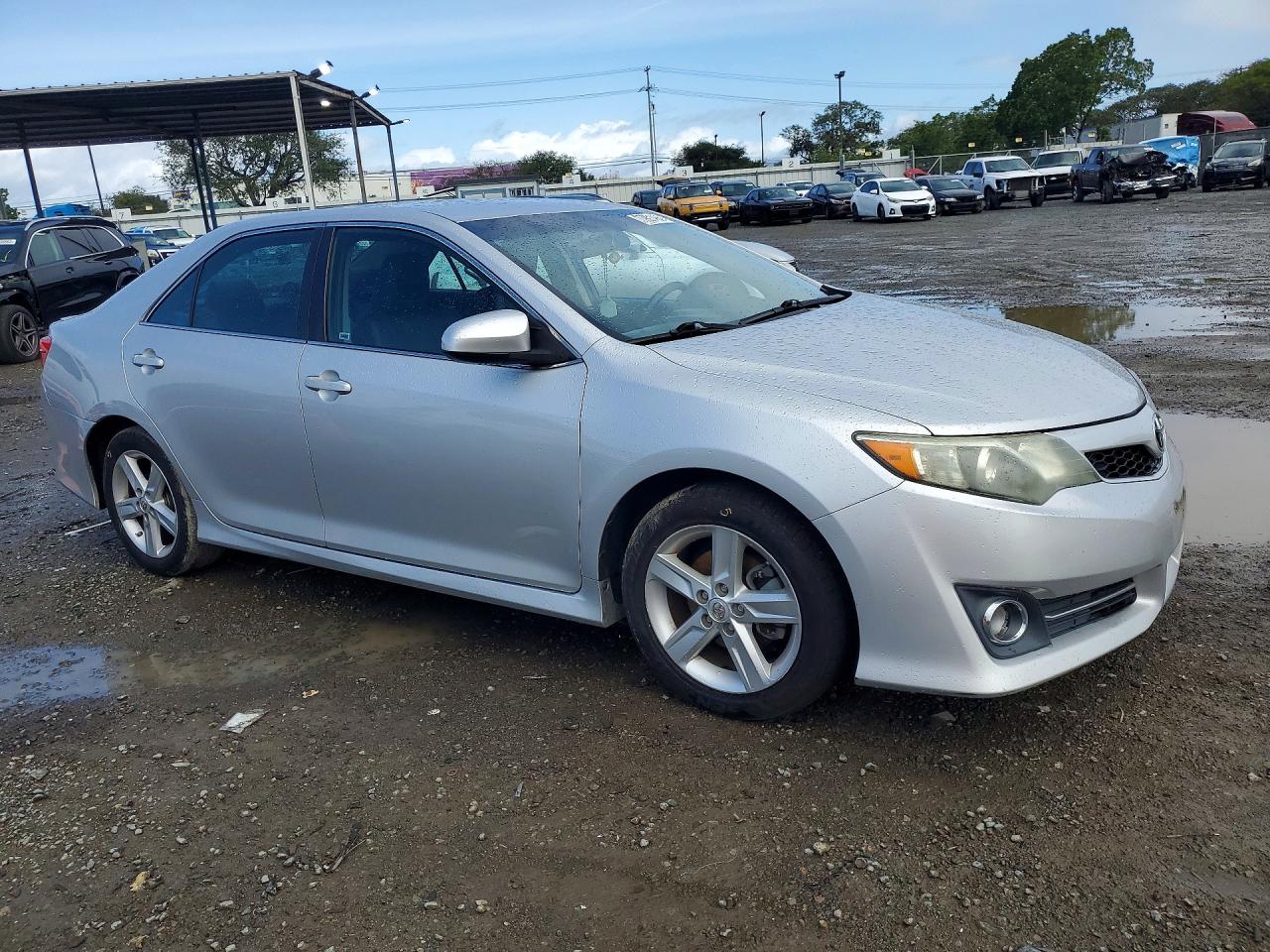2014 TOYOTA CAMRY SE photo 4