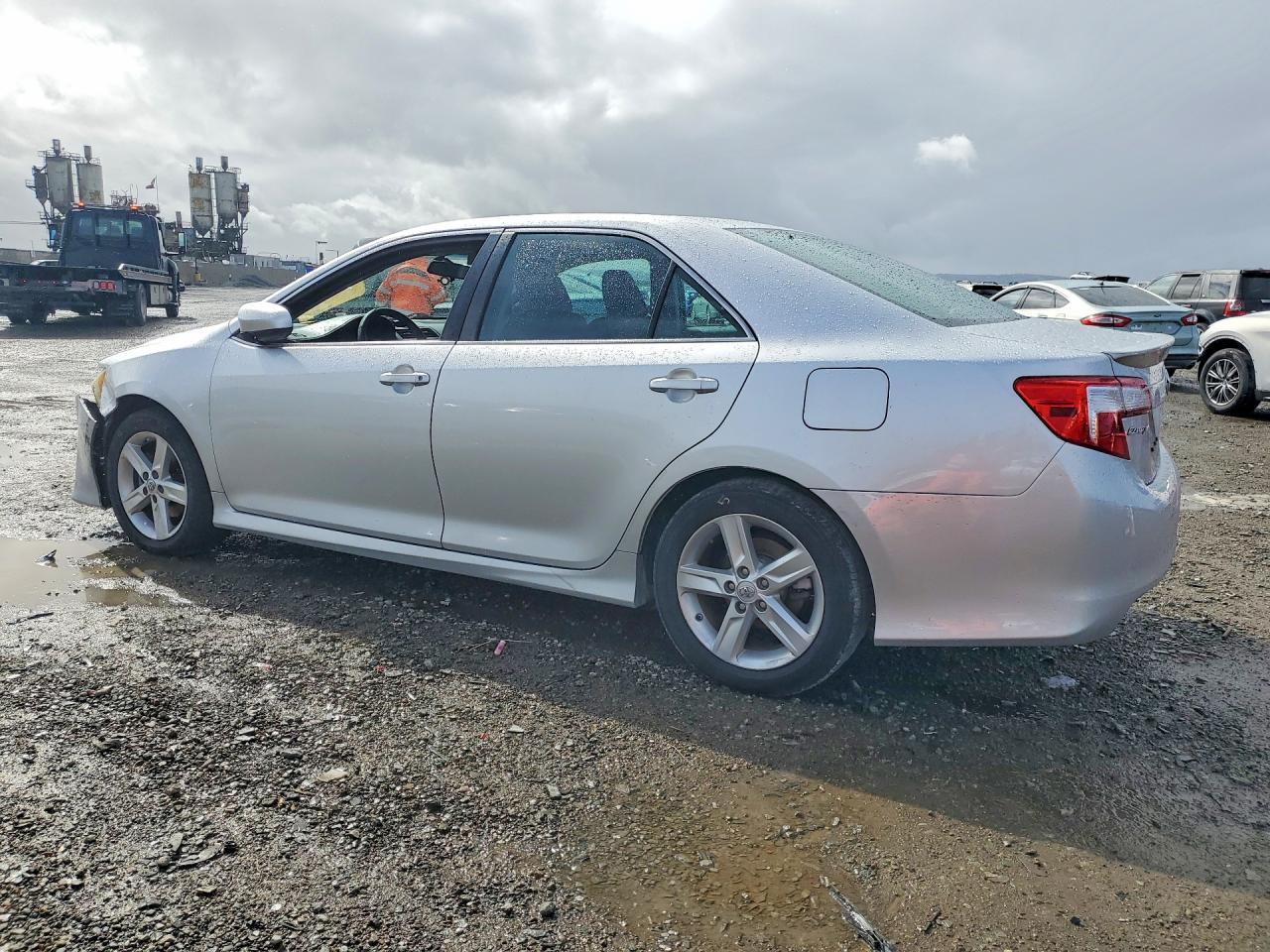 2014 TOYOTA CAMRY SE photo 2