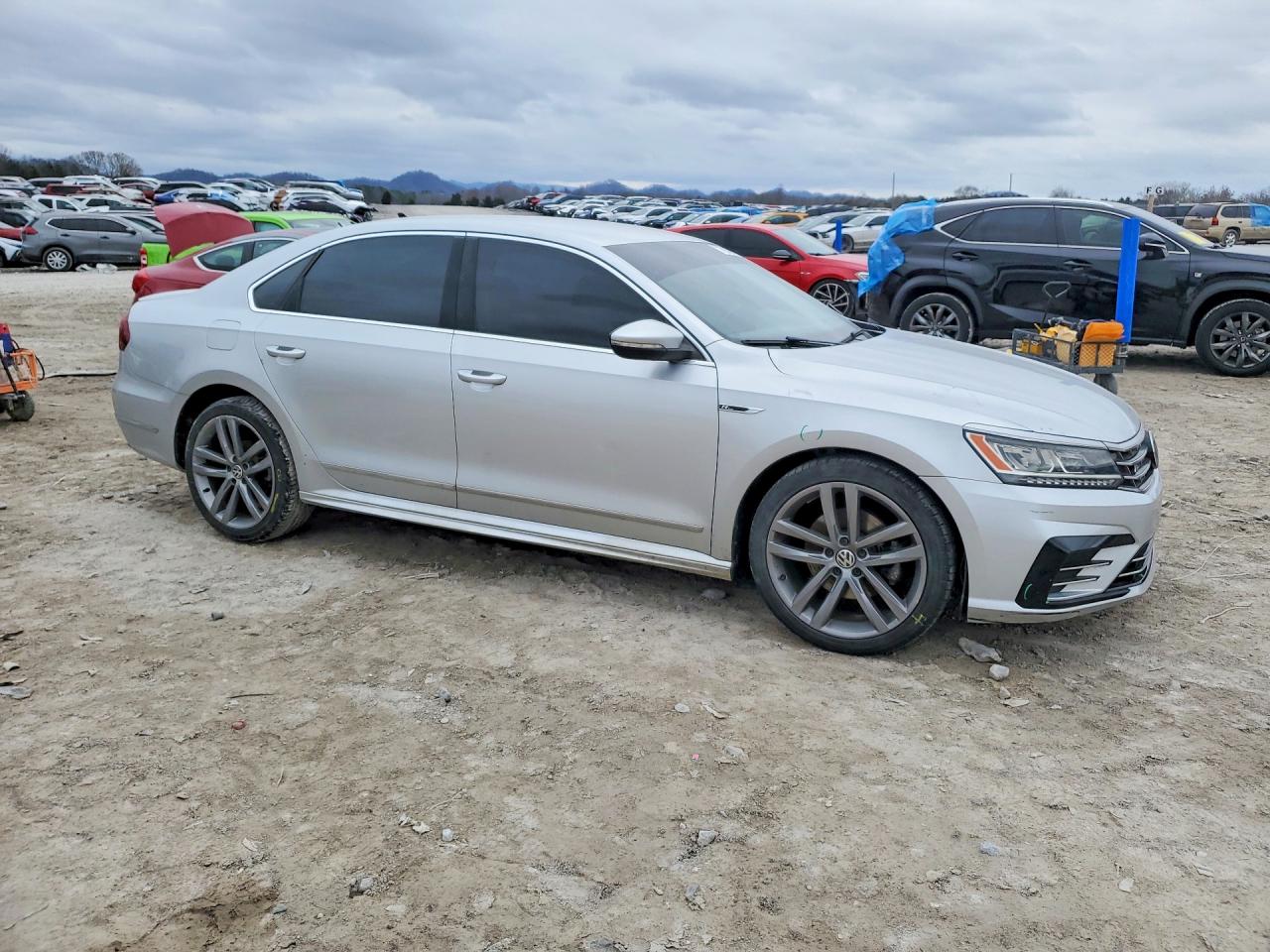 2017 VOLKSWAGEN PASSAT R-LINE photo 7