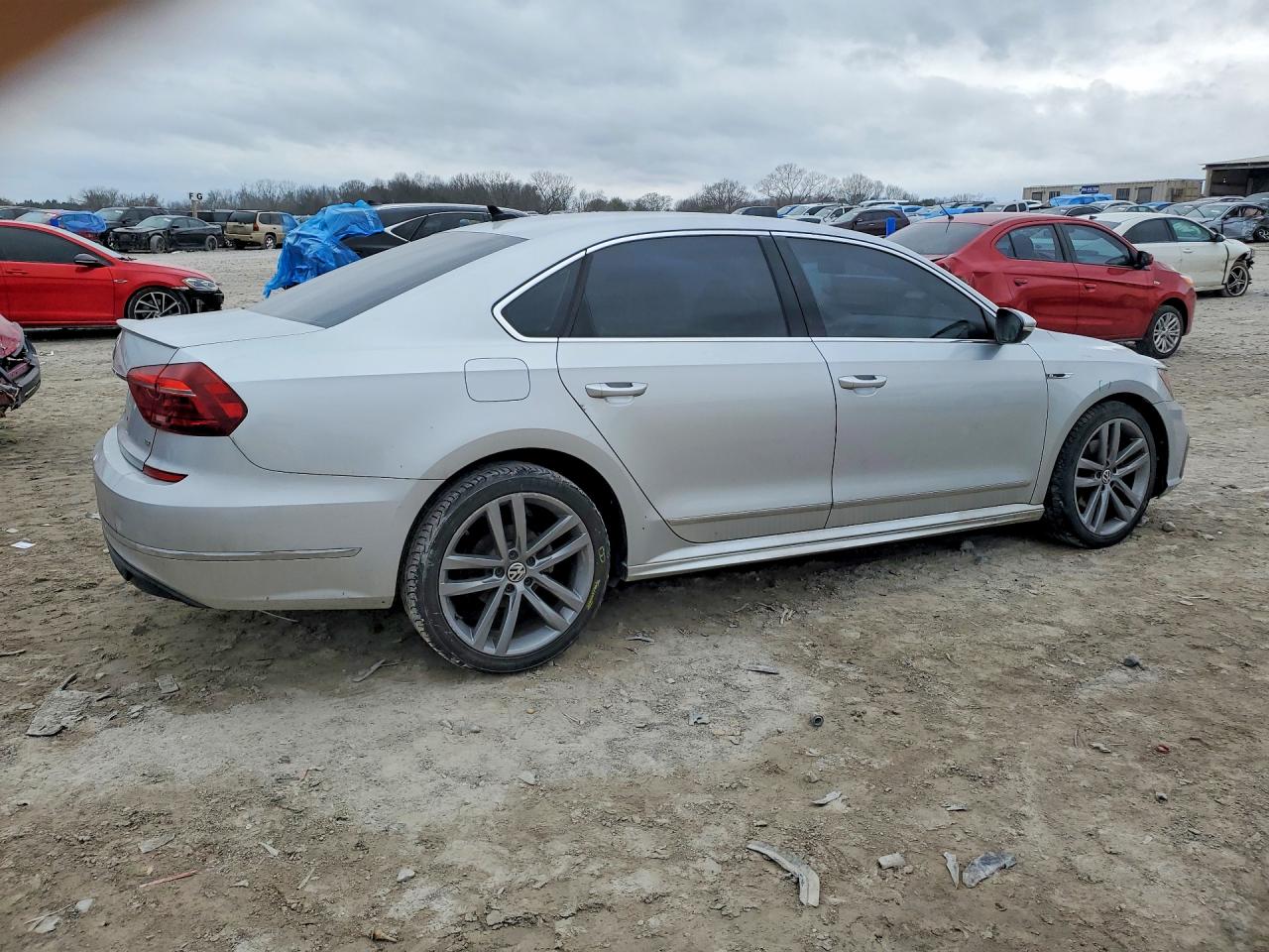 2017 VOLKSWAGEN PASSAT R-LINE photo 5