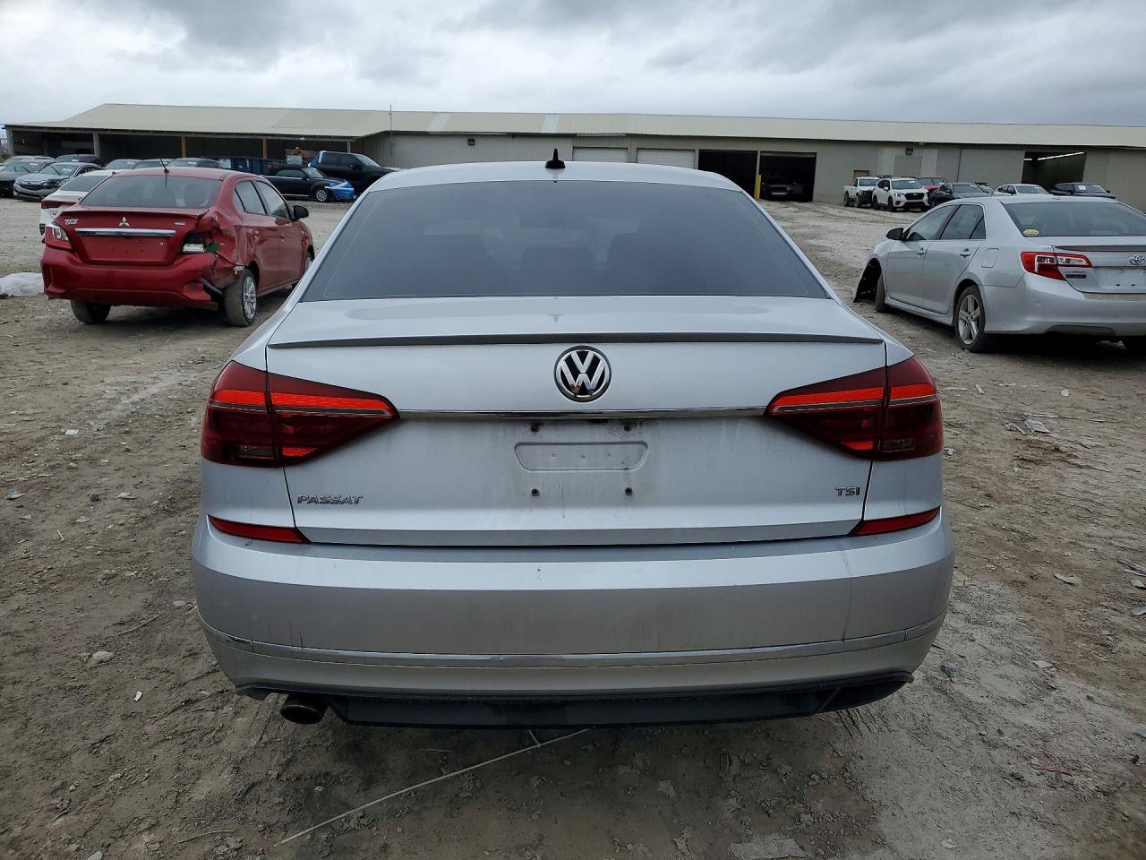 2017 VOLKSWAGEN PASSAT R-LINE photo 11