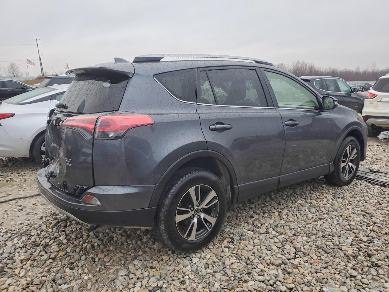 2017 TOYOTA RAV4 XLE photo 3