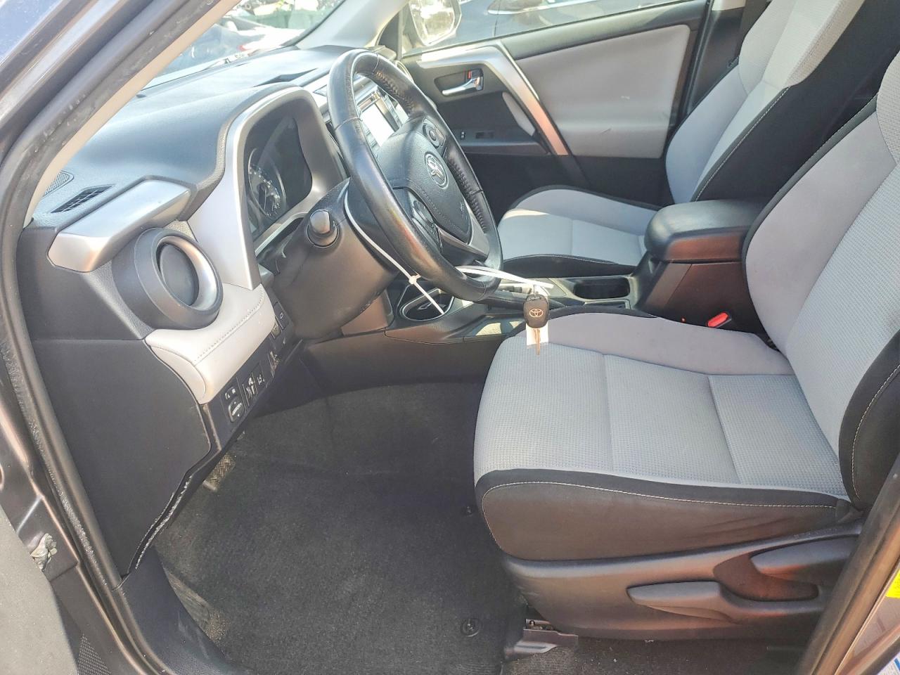 2017 TOYOTA RAV4 XLE photo 7