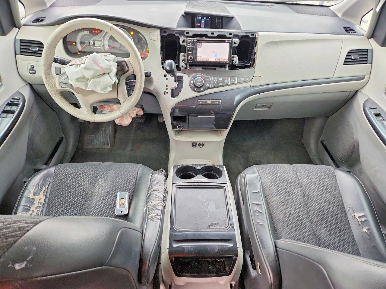 2014 TOYOTA SIENNA SE 8-PASSENGER photo 15