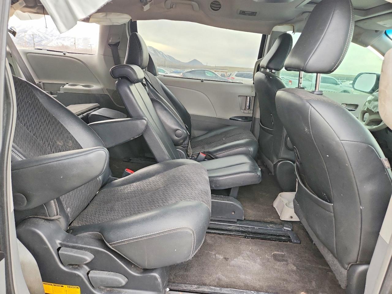 2014 TOYOTA SIENNA SE 8-PASSENGER photo 21