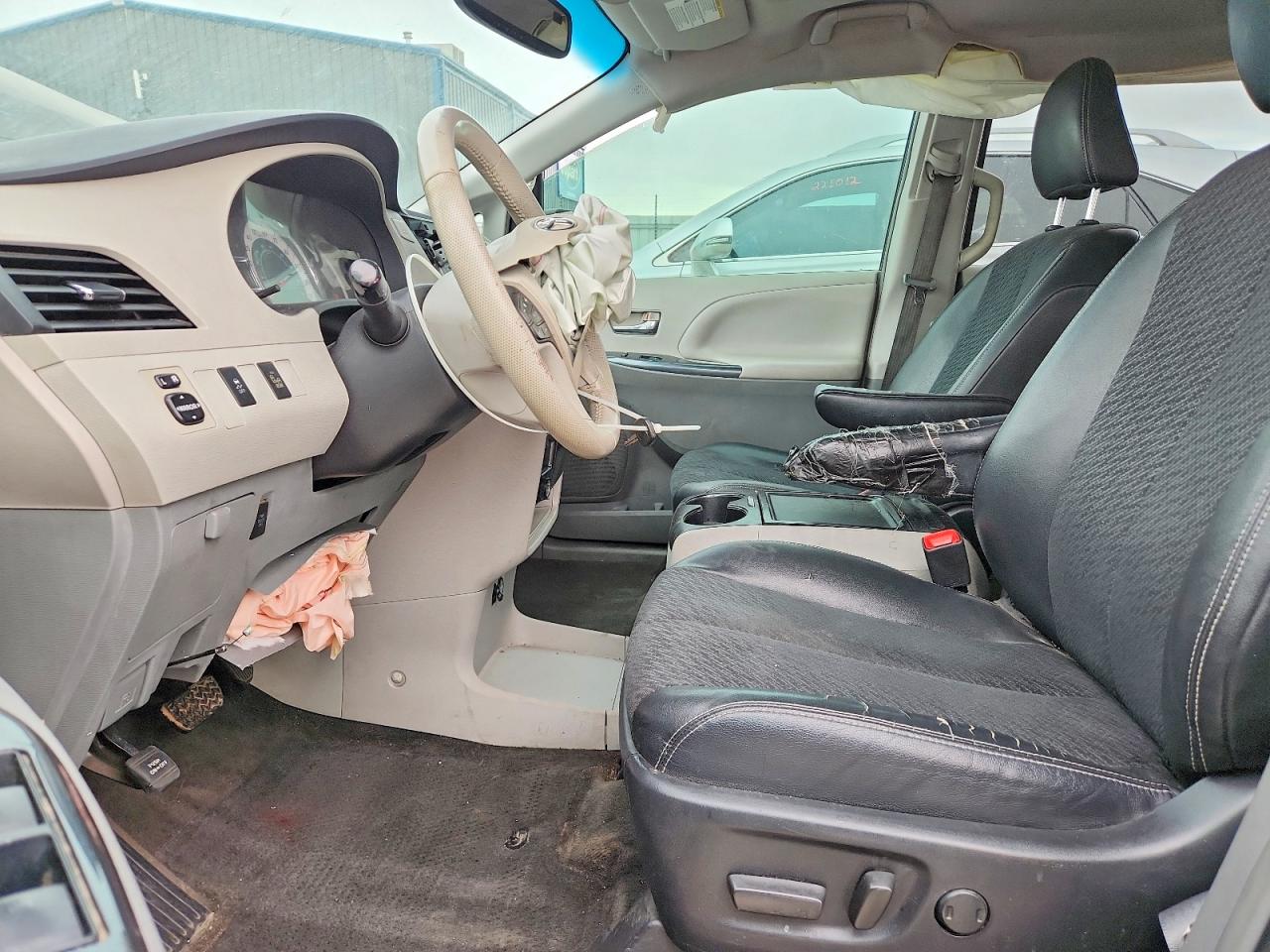 2014 TOYOTA SIENNA SE 8-PASSENGER photo 13