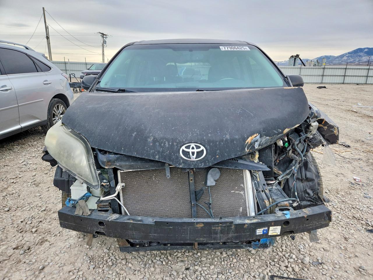 2014 TOYOTA SIENNA SE 8-PASSENGER photo 9