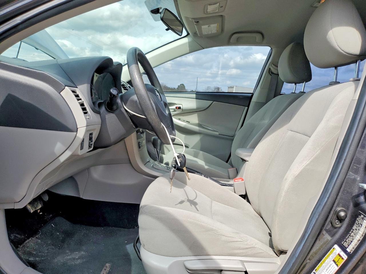 2013 TOYOTA COROLLA LE photo 19