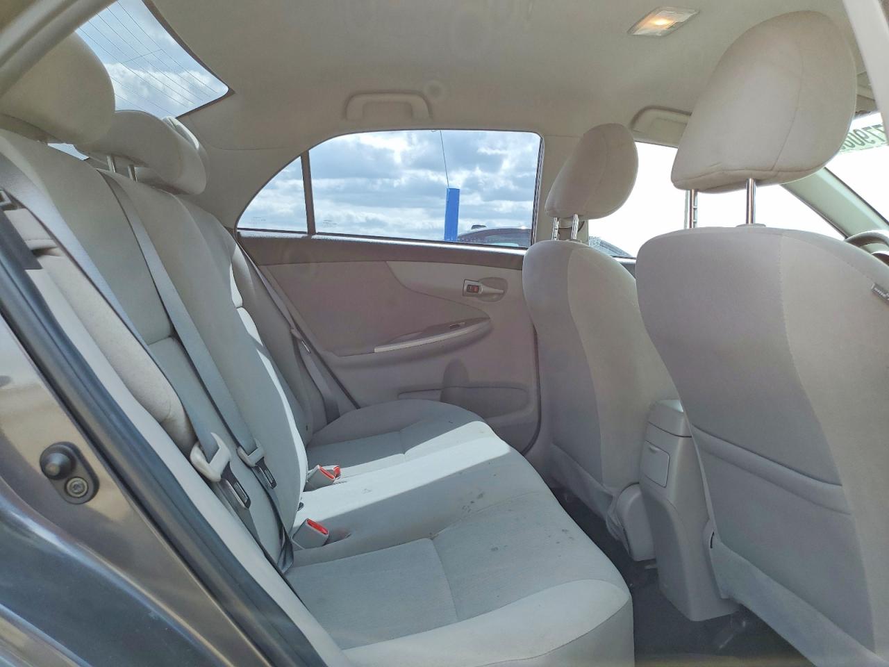 2013 TOYOTA COROLLA LE photo 28
