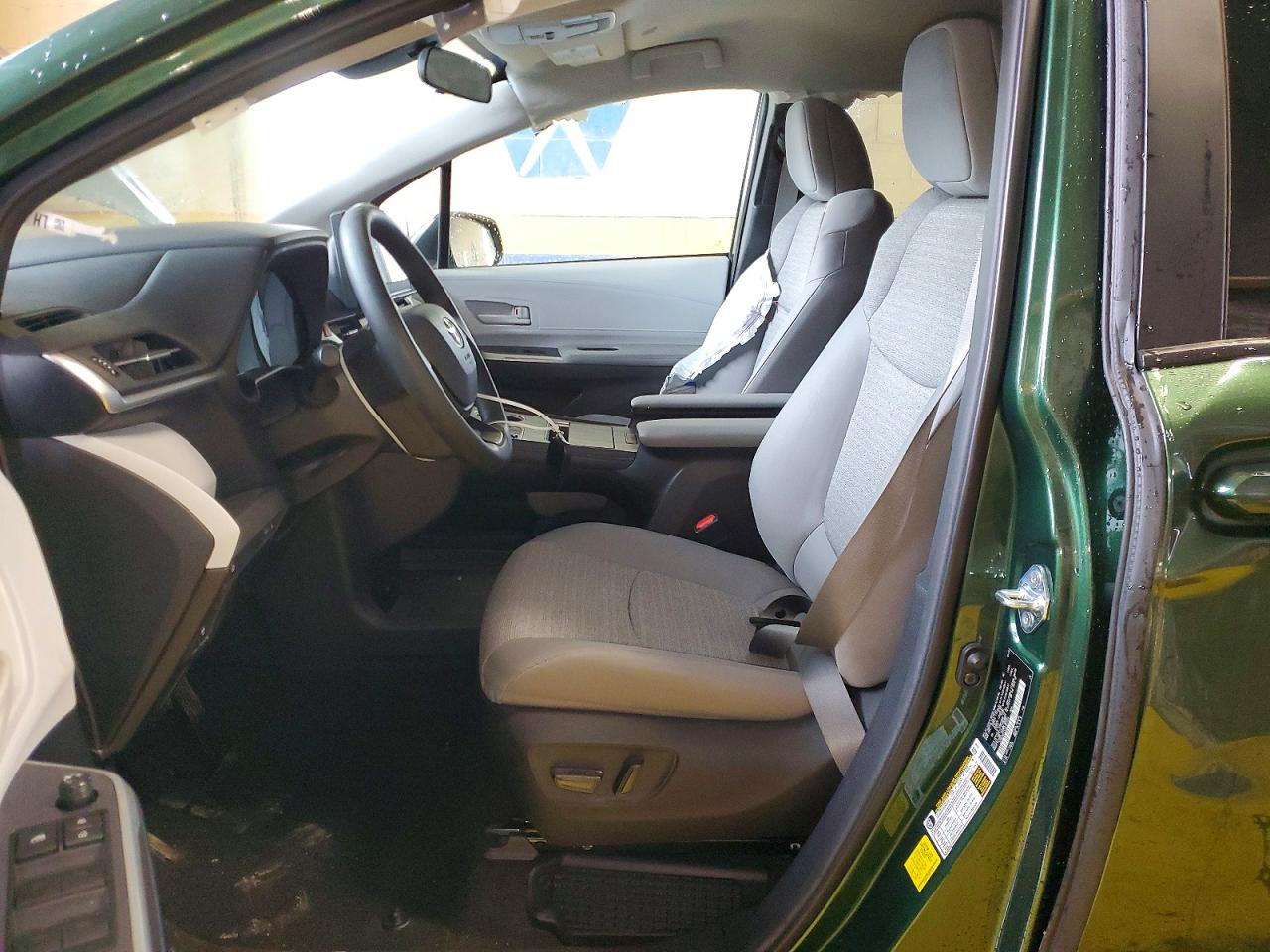 2025 TOYOTA SIENNA LE 8-PASSENGER photo 19