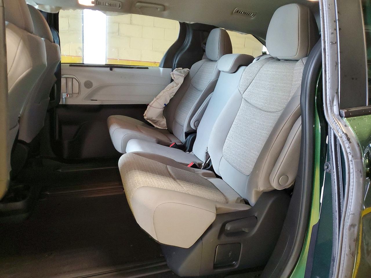 2025 TOYOTA SIENNA LE 8-PASSENGER photo 31