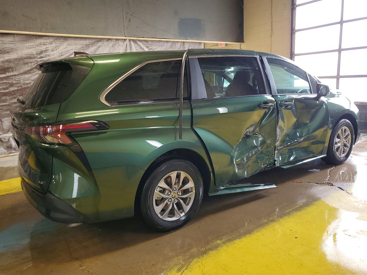 2025 TOYOTA SIENNA LE 8-PASSENGER photo 7