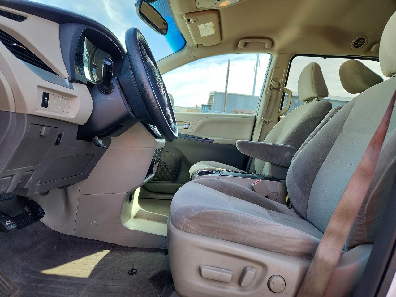2015 TOYOTA SIENNA LE 8-PASSENGER photo 19