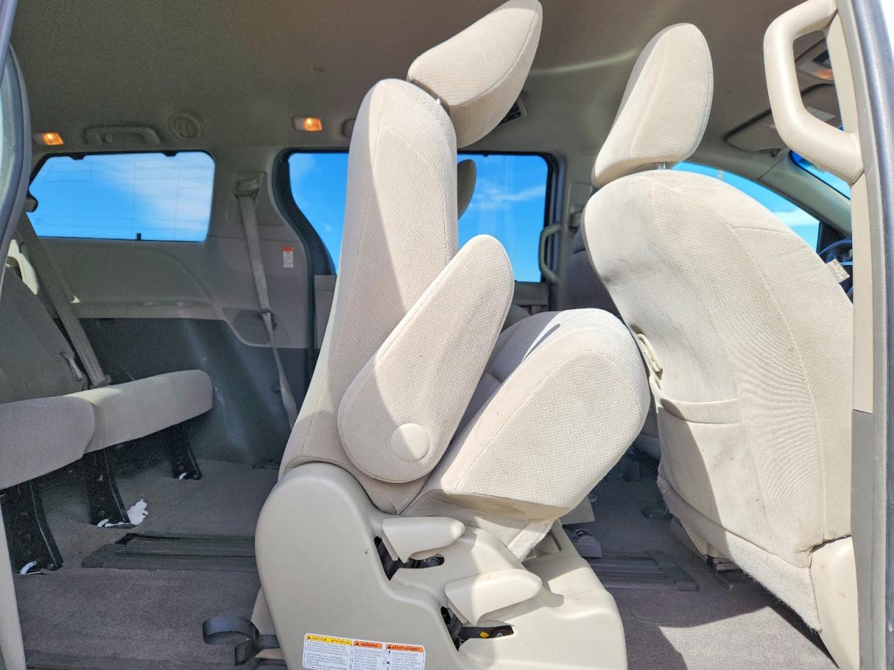 2015 TOYOTA SIENNA LE 8-PASSENGER photo 31