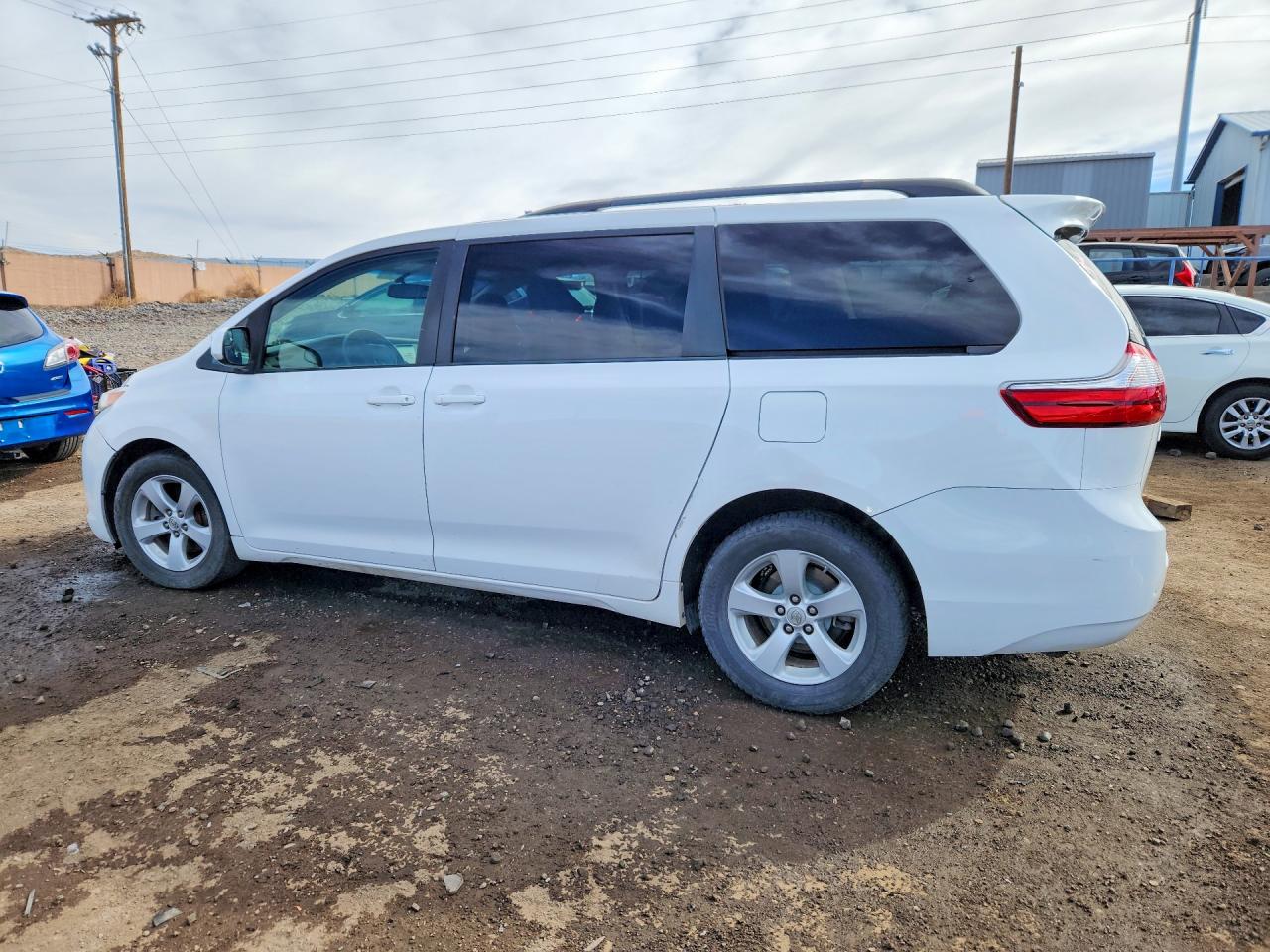 2015 TOYOTA SIENNA LE 8-PASSENGER photo 4