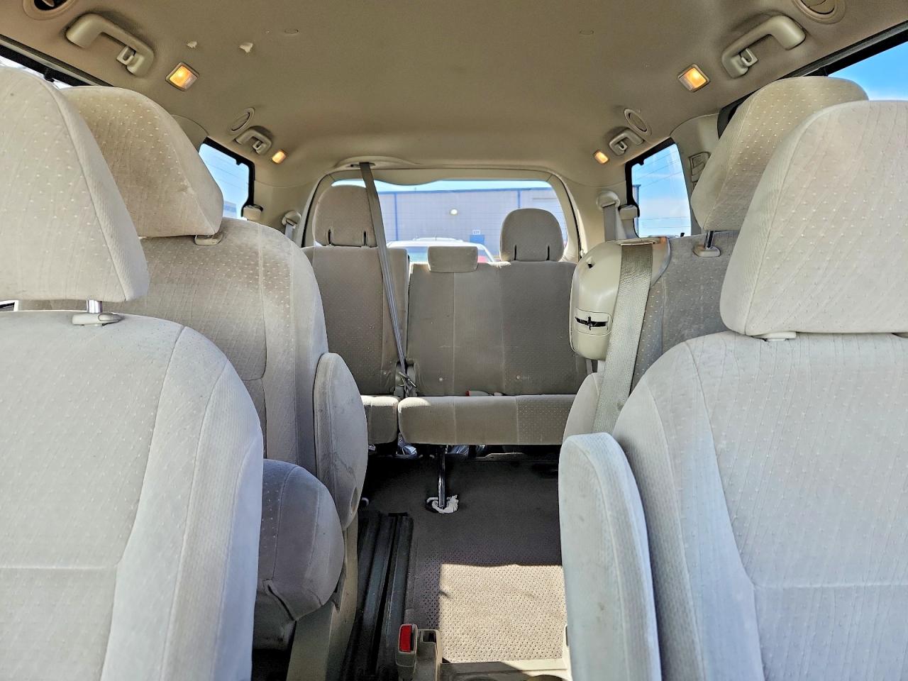 2015 TOYOTA SIENNA LE 8-PASSENGER photo 28