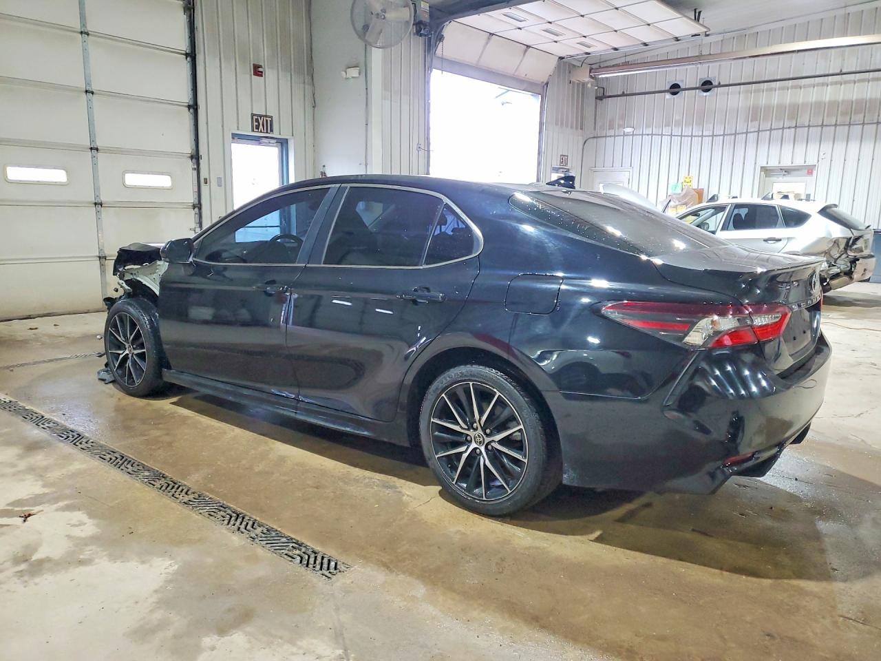 2022 TOYOTA CAMRY SE photo 2