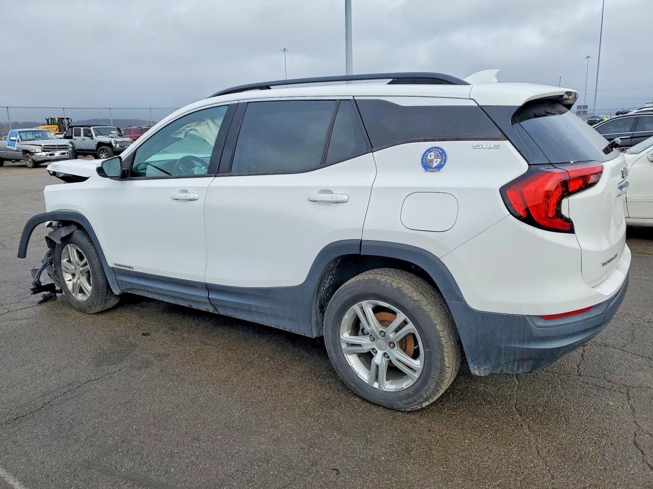 2018 GMC TERRAIN SLE photo 2