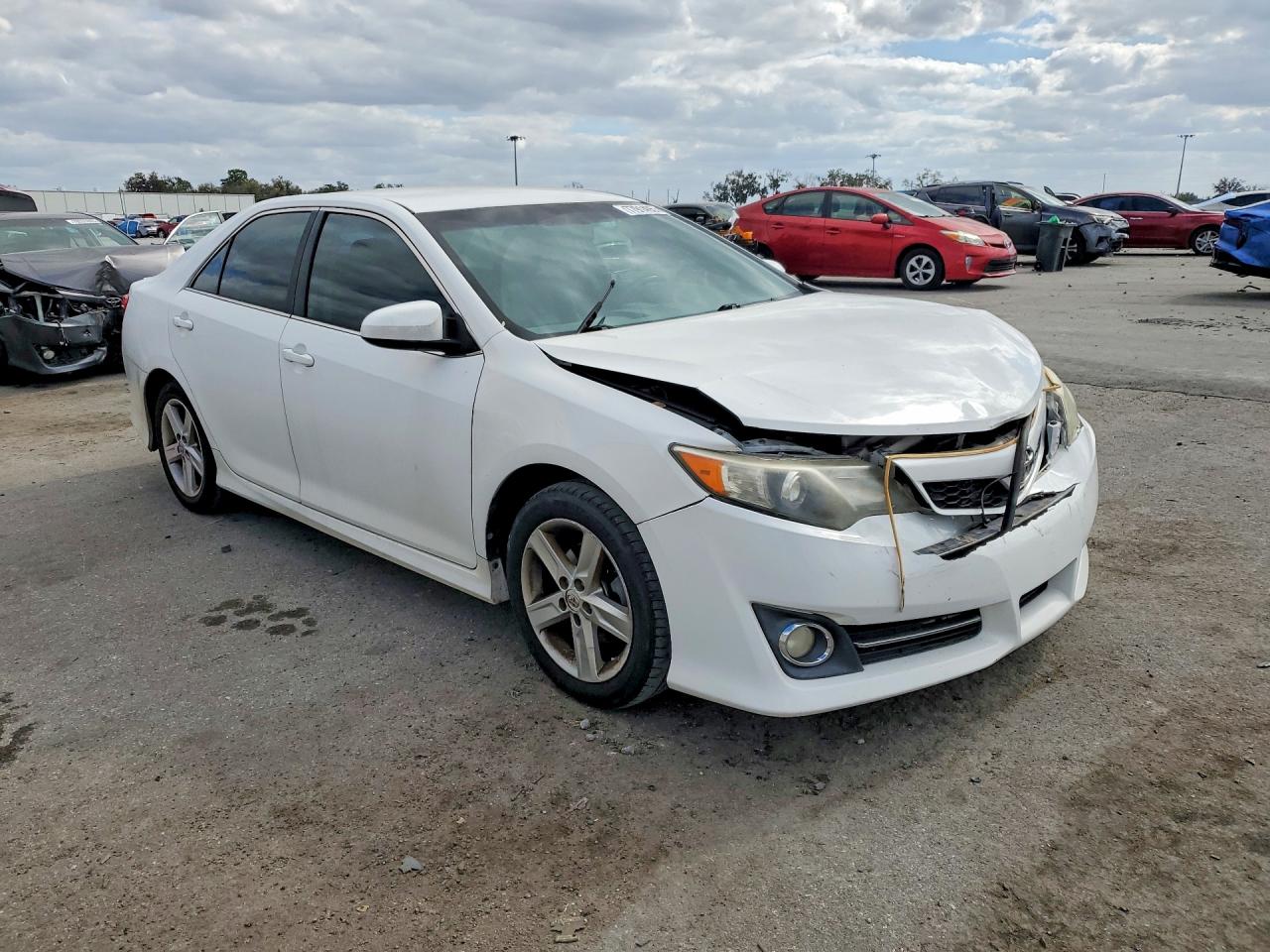 2013 TOYOTA CAMRY SE photo 4