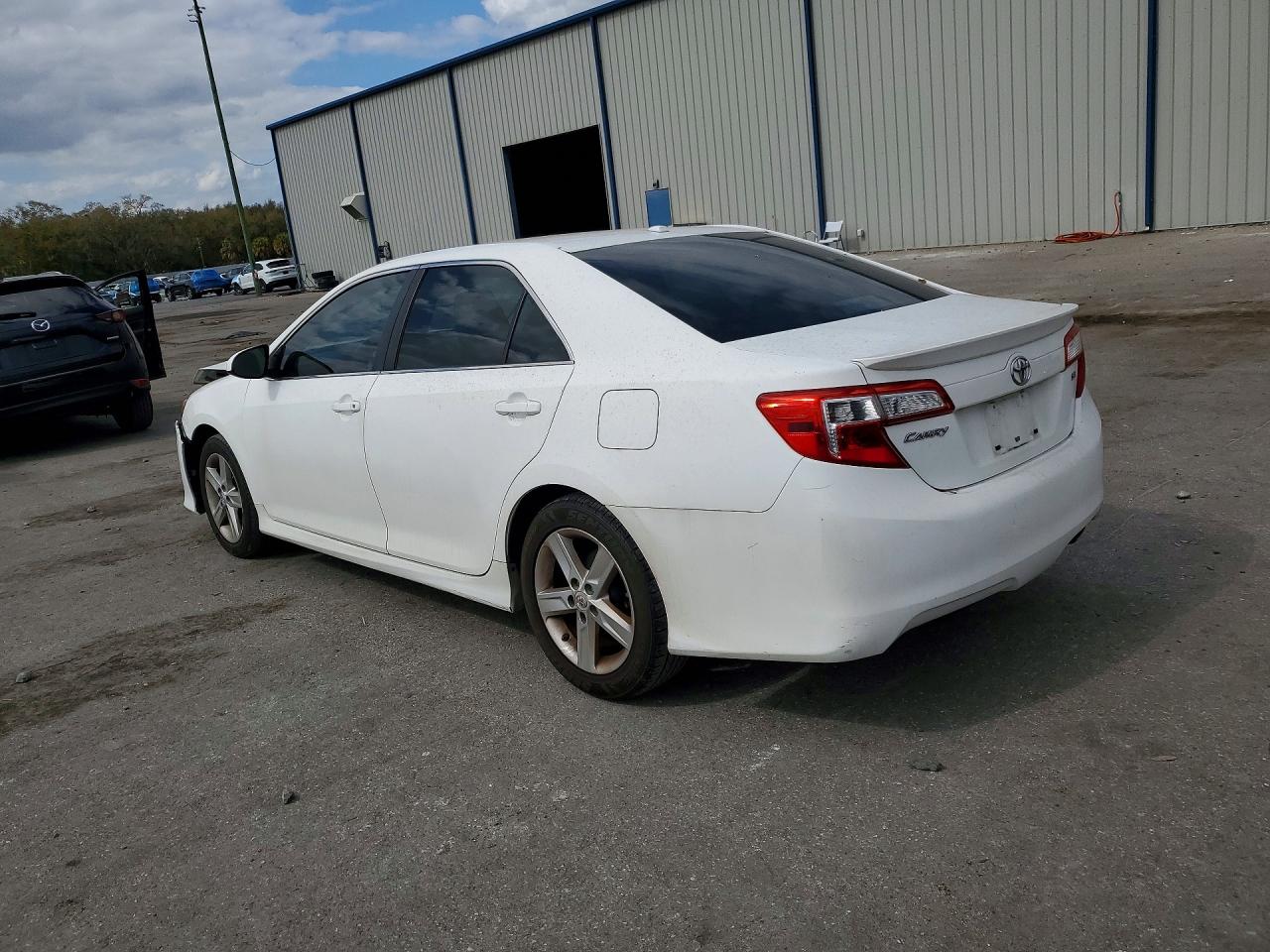 2013 TOYOTA CAMRY SE photo 2