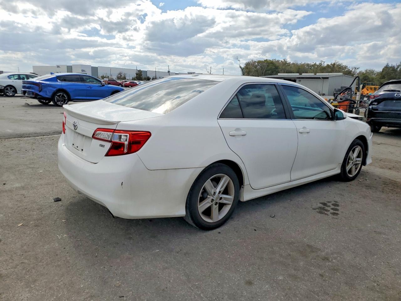 2013 TOYOTA CAMRY SE photo 3