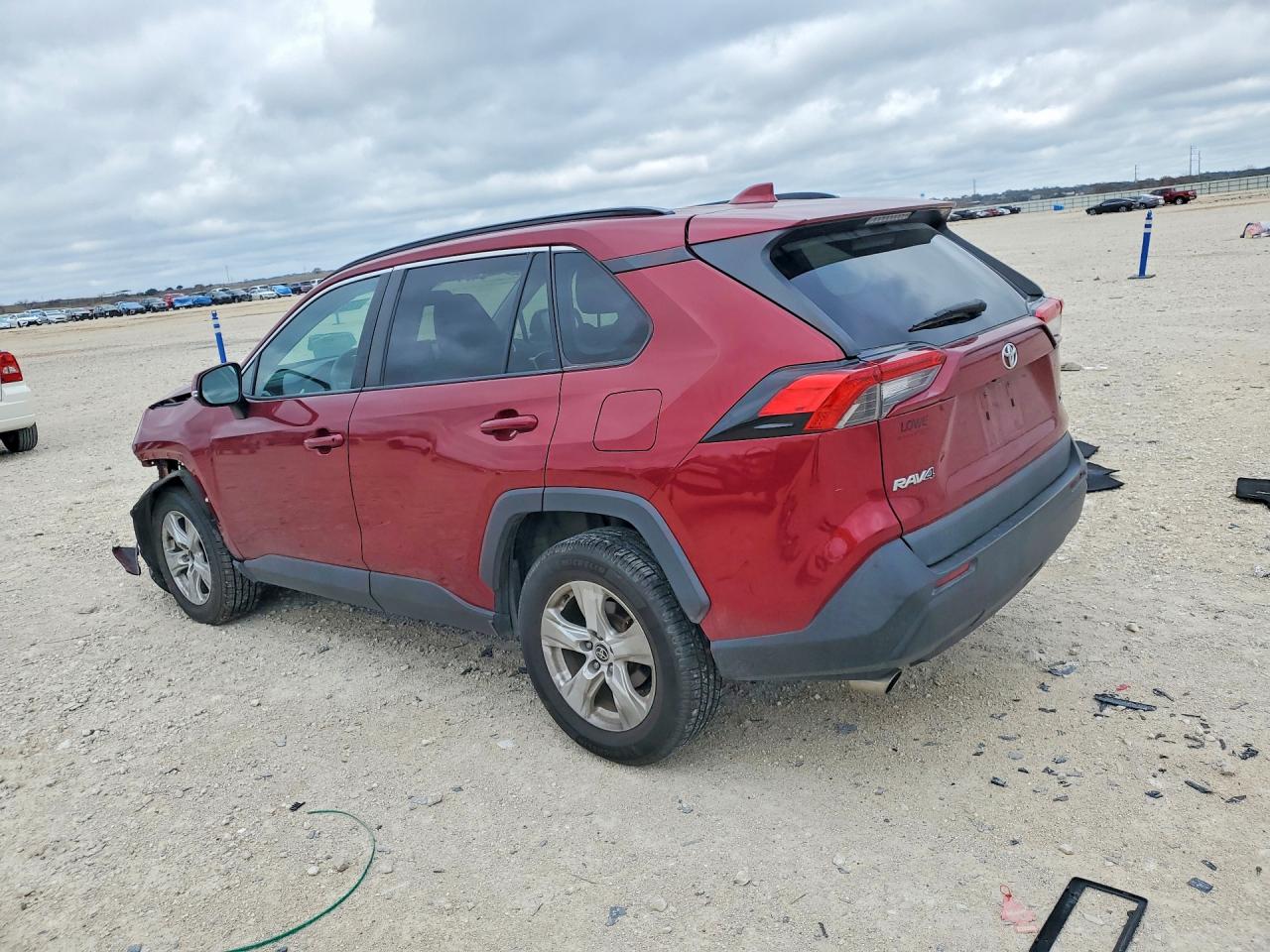 2021 TOYOTA RAV4 XLE photo 3