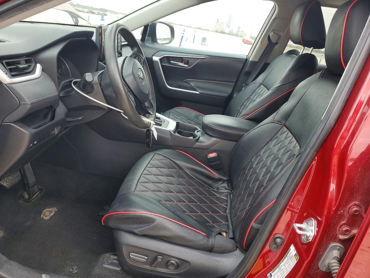 2021 TOYOTA RAV4 XLE photo 13