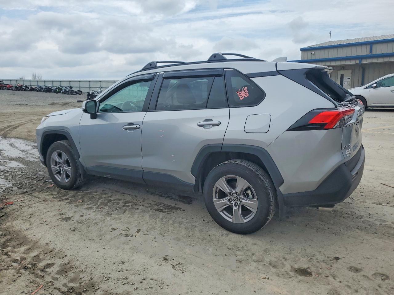 2024 TOYOTA RAV4 XLE photo 2