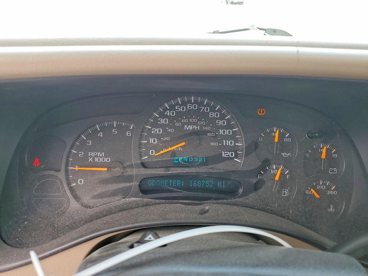 2004 GMC YUKON photo 17