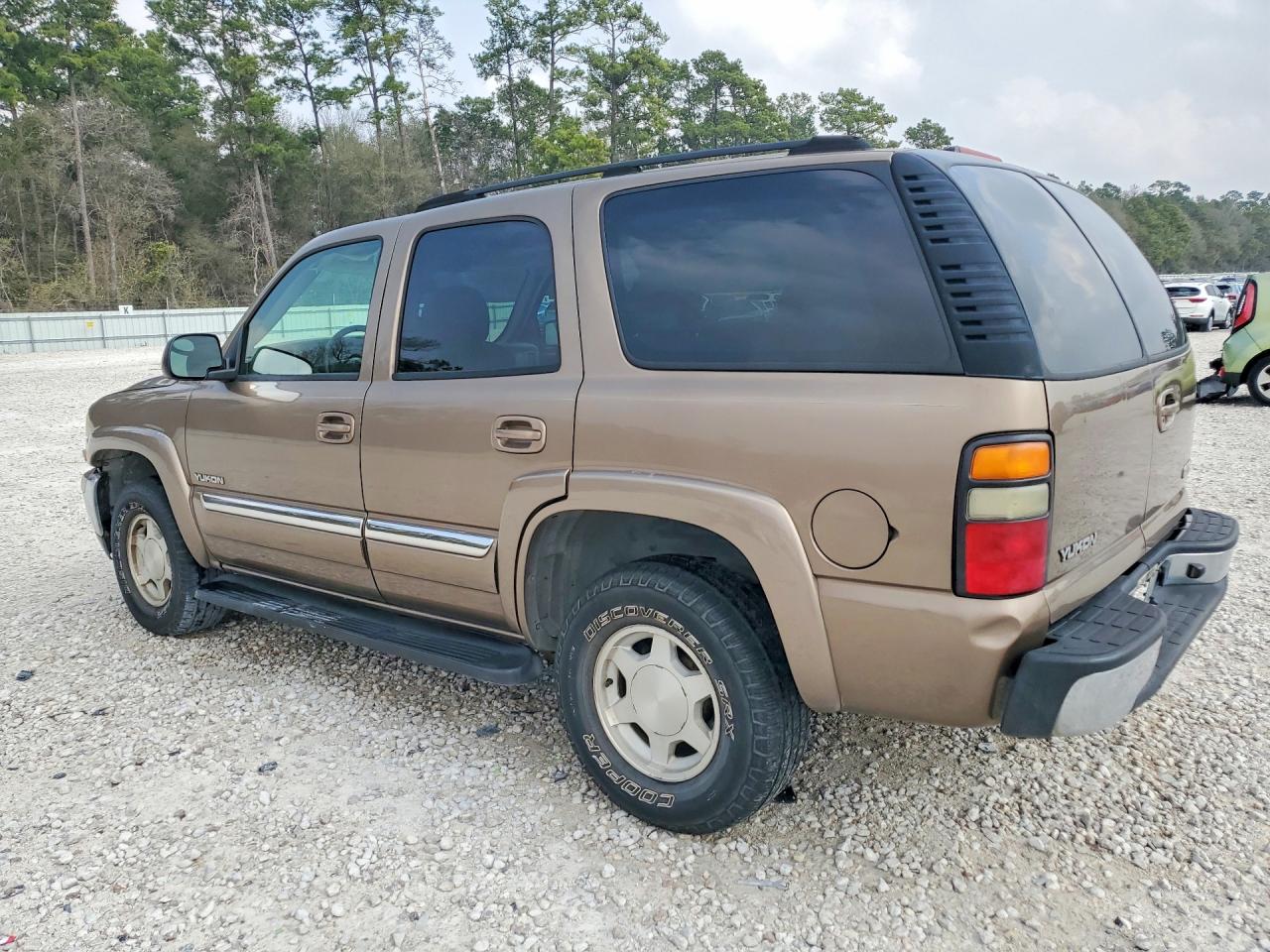 2004 GMC YUKON photo 3