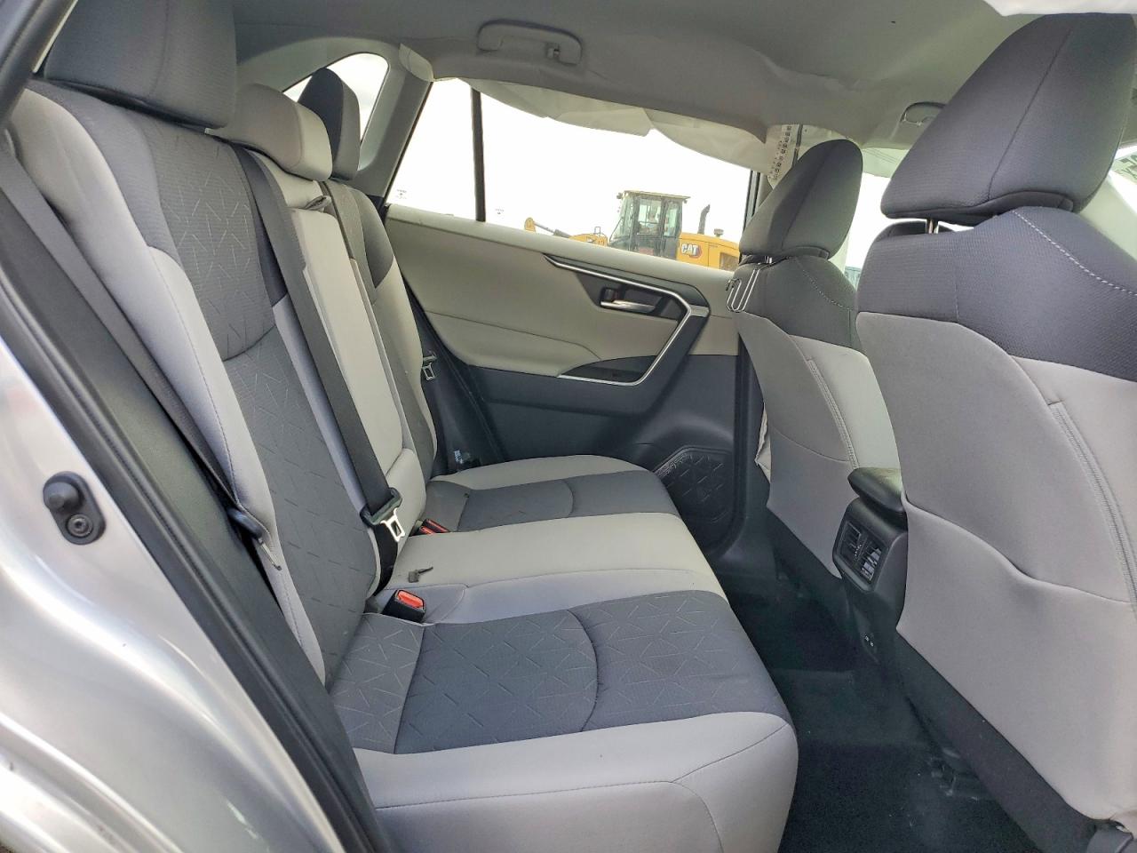 2024 TOYOTA RAV4 XLE photo 31