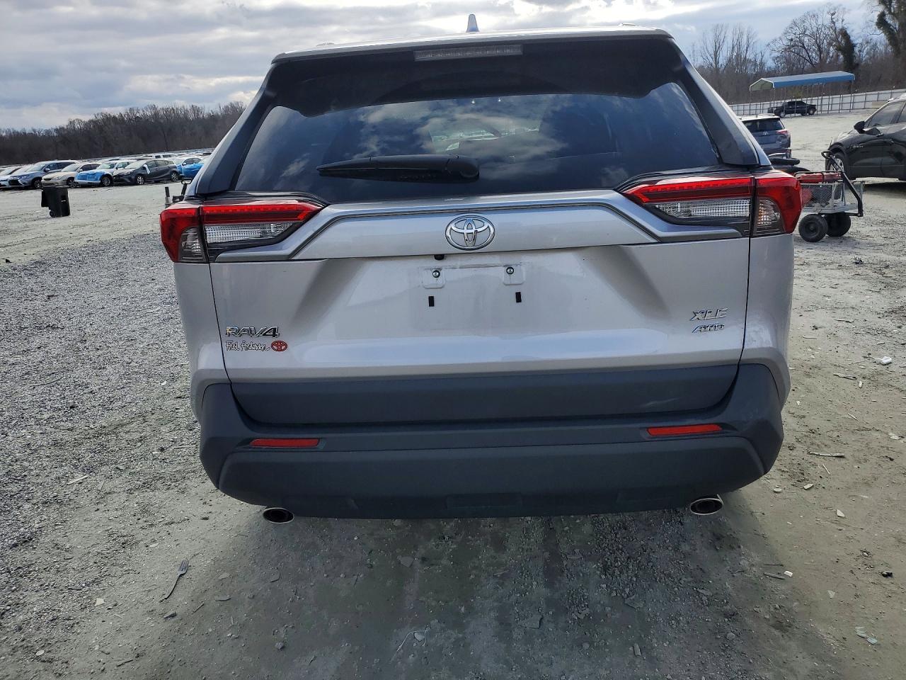 2024 TOYOTA RAV4 XLE photo 16