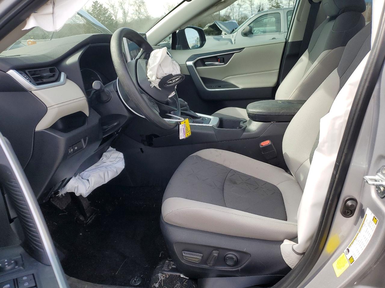 2024 TOYOTA RAV4 XLE photo 19