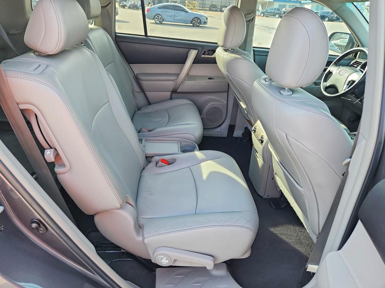 2012 TOYOTA HIGHLANDER photo 21