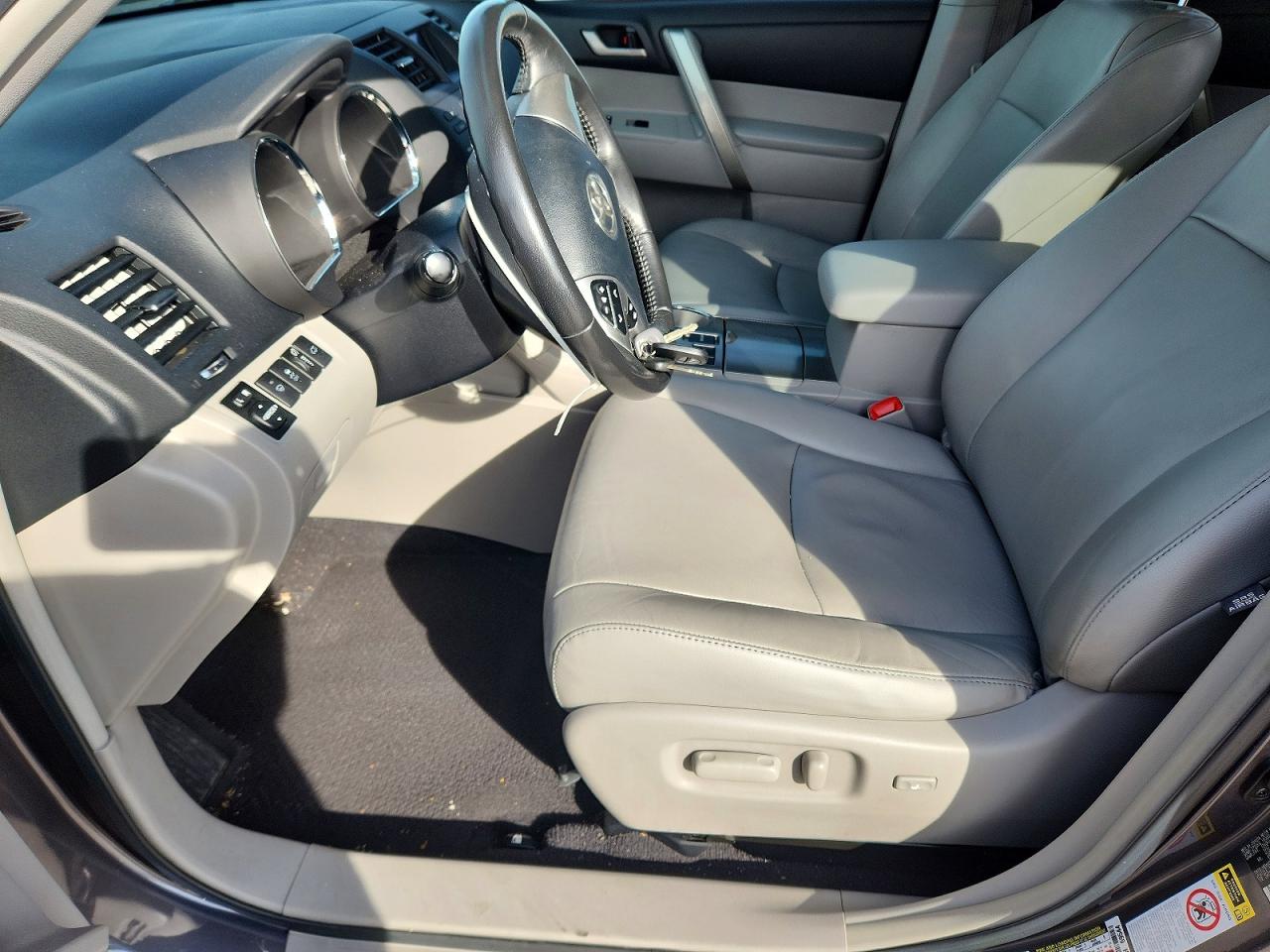 2012 TOYOTA HIGHLANDER photo 13
