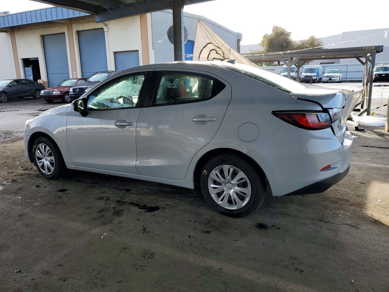 2019 TOYOTA YARIS L photo 2