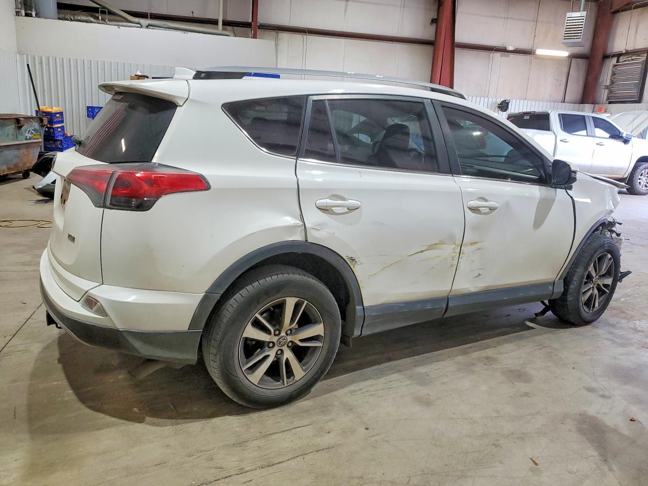 2018 TOYOTA RAV4 XLE photo 5