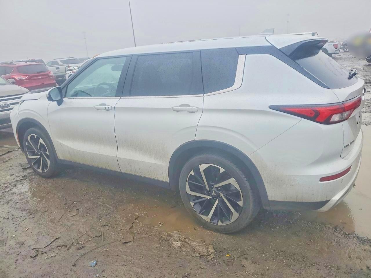 2024 MITSUBISHI OUTLANDER SE photo 3
