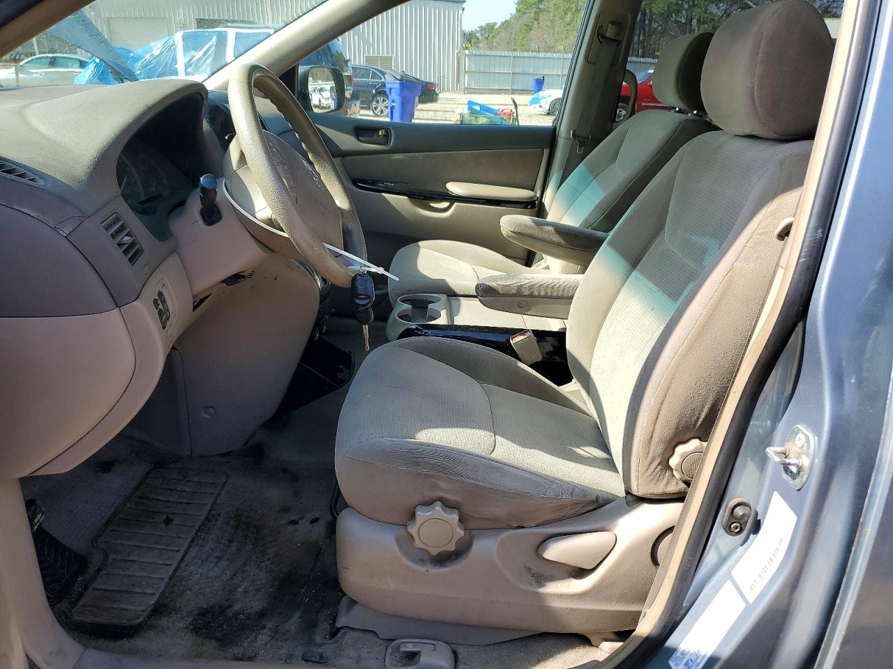 2004 TOYOTA SIENNA LE 7 PASSENGER photo 13