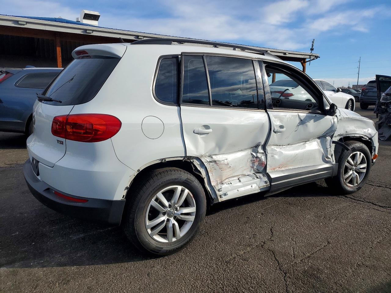 2016 VOLKSWAGEN TIGUAN S photo 3