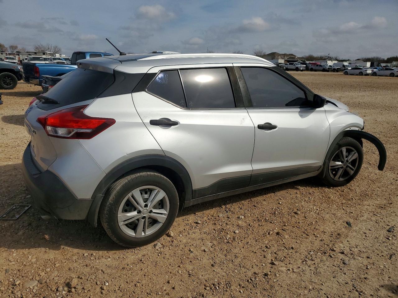 2018 NISSAN KICKS S photo 5