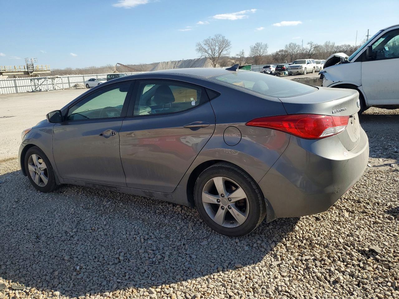 2013 HYUNDAI ELANTRA photo 2