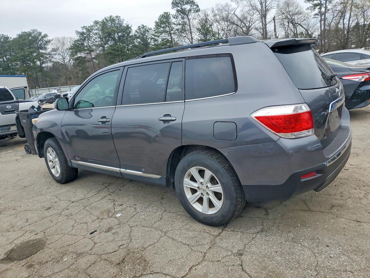 2013 TOYOTA HIGHLANDER photo 2